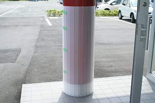柱に養生テープ