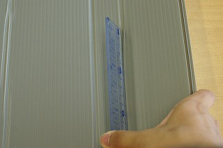 プラダンを押しつける