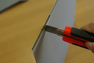筋目に対して垂直にカッターで切る